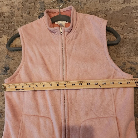 Evan Picone pink soft faux fur zip up vest w/pockets. - Picture 14 of 15